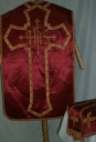 Ornement rouge 1 : chasuble, étole, voile de calice
