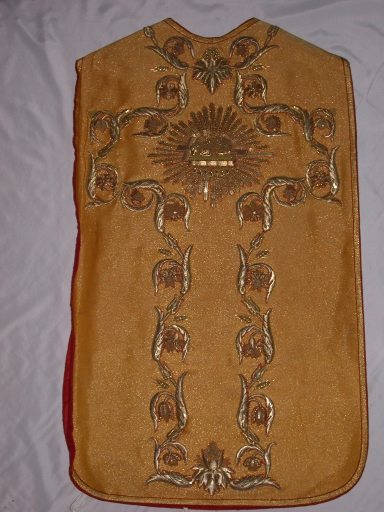 Ornement doré 3 : chasuble, étole, manipule, voile de calice, bourse de corporal