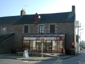 Maison à boutique, 13 avenue Philippe de Volvire (Sens-de-Bretagne)