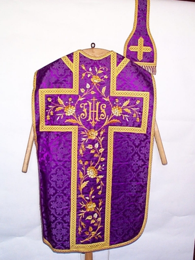 Ornement violet 1 : chasuble, étole