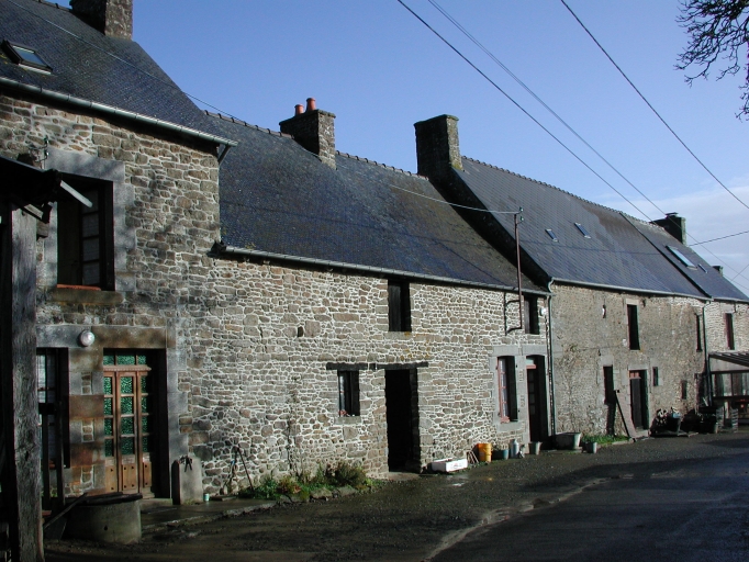 Alignement de maisons, la Houssais (Saint-Pierre-de-Plesguen fusionnée en Mesnil-Roc'h en 2019)