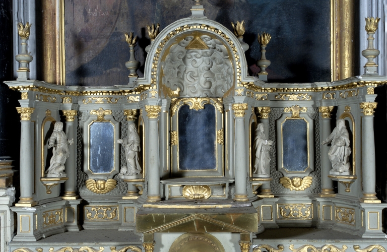 Deux gradins d'autel et exposition à miroirs avec 4 statuettes : Evangélistes