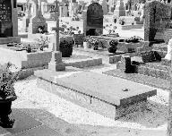 Tombeau de prêtre, cimetière (Plounévez-Lochrist)