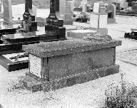 Tombeau, cimetière (Plounévez-Lochrist)