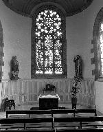 Verrière  à personnages de la maîtresse-vitre : Crucifixion, église paroissiale Saint-Pierre (Plounévez-Lochrist)