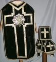 Ornement noir 3 : chasuble, bourse de corporal, étole, manipule, voile de calice