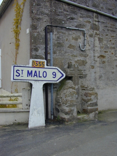 Croix de chemin, la Ville Croix (Saint-Coulomb)