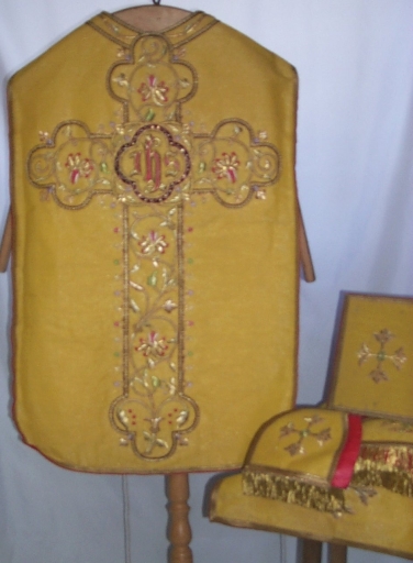 Ornement doré 2 : chasuble, bourse du corporal, étole, manipule, voile du calice