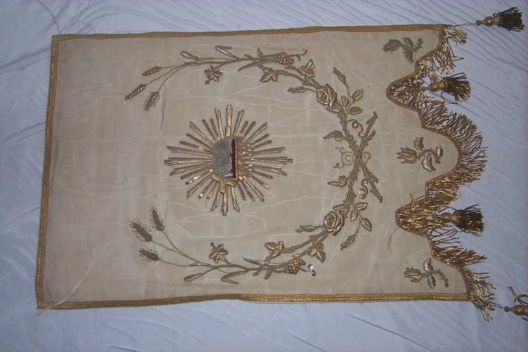 Voile d'exposition du saint sacrement 2 (Maure-de-Bretagne fusionnée en Val d'Anast en 2017)