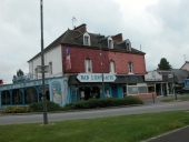 Café l'Entracte, avenue du Général de Gaulle ; angle de la rue Callouet (Chartres-de-Bretagne)
