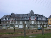 Ancien hôtel des Dunes d'Armor, actuellement immeuble à logements, allée du Parc, Sables-d'Or-les-Pins (Fréhel)