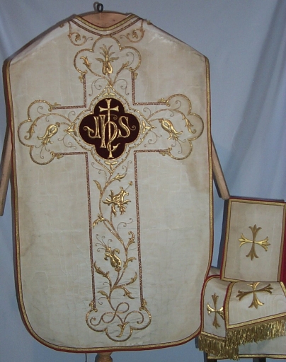 Ornement blanc 5 : chasuble, bourse du corporal, étole, manipule, voile du calice