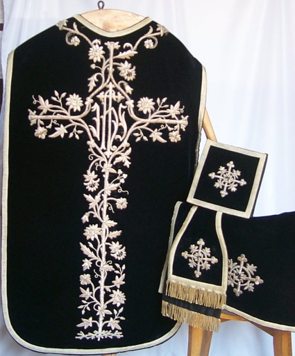 Ornement noir : chasuble, bourse de corporal, étole, voile de calice