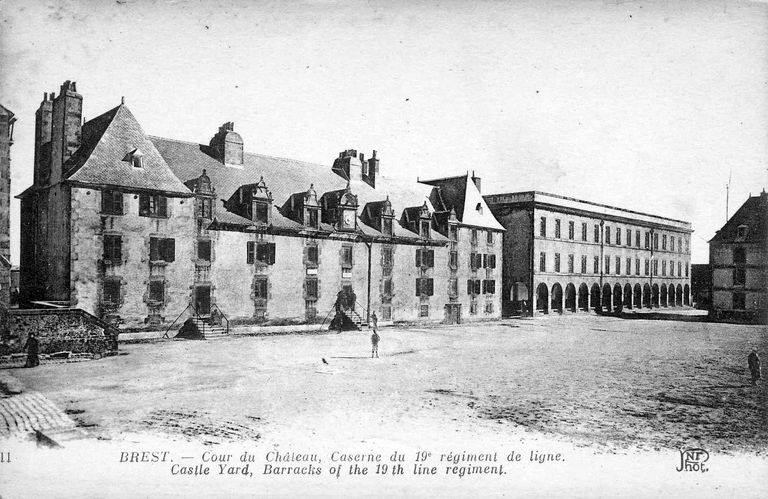 Caserne dite "caserne Plougastel" puis caserne du 19ème régiment d'infanterie de ligne (détruite), Château de Brest (Brest)