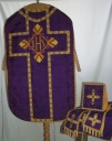 Ornement violet 2 : chasuble, bourse du corporal, étole, manipule, voile du calice