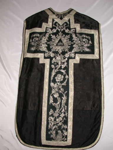 Ornement noir 4 : chasuble, étole, manipule, voile de calice