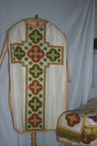 Ornement blanc 2 : chasuble, étole, manipule, voile de calice