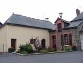 Maison, place de l'Eglise (Saint-Erblon)