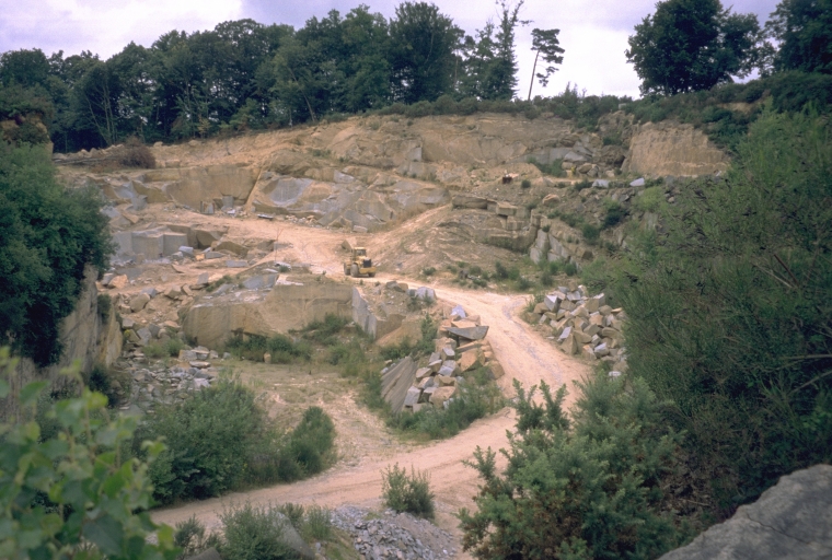 Carrière de granite la Plaisance, puis usine de taille de matériaux de construction (Mellé)