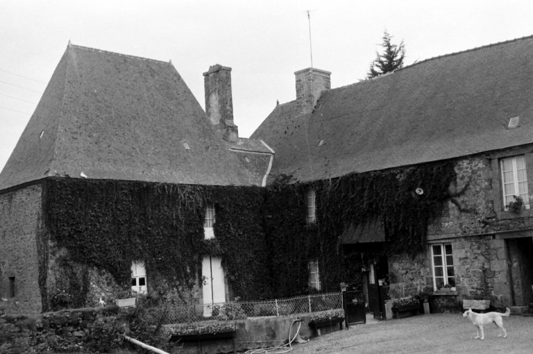 Manoir dit château de la Touche-à-la-Vache, actuellement ferme (Créhen)