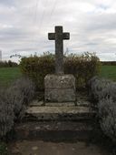 Croix de chemin, dite Croix du Frêne, à 500 m au nord-ouest du village (Guillac)