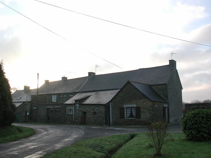 Alignement de 5 maisons, le Bas Rouault (Tressé fusionnée en Mesnil-Roc'h en 2019)