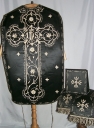 Ornement noir 1 : chasuble, étole, manipule, voile de calice, bourse de corporal