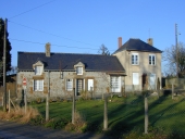 Alignement de deux maisons, le Bas du Bourg (Cuguen)