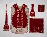 Ornement réversible blanc et rouge 2 : chasuble, bourse de corporal, étole, manipule, voile de calice, basilique Notre-Dame-du-Roncier (Josselin)