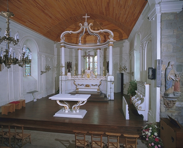 Ensemble du maître-autel (autel, tabernacle, 2 gradins, baldaquin, 3 degrés, 2 statues)