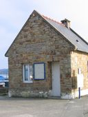 Bureau du garde maritime, actuellement entrepôt, quai du Fret (Crozon)