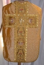 Ornement doré : chasuble, bourse de corporal, étole, manipule, voile de calice