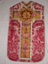 Ornement rouge 1 : chasuble, bourse de corporal, étole, voile de calice et manipule