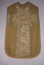 Ornement doré : chasuble, manipule et étole