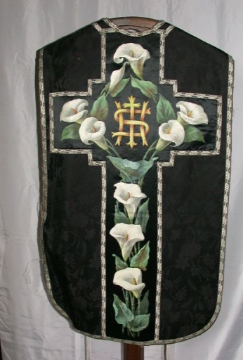 Ornement noir 3 : chasuble, étole, manipule, bourse de corporal et voile de calice