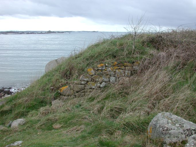 Batterie de côte (en U), corps de garde et magasin à poudre (détruits), Pointe Saint-Samson (Plougasnou)