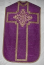 Ornement violet 1 : chasuble, bourse de corporal, étole, manipule, voile de calice