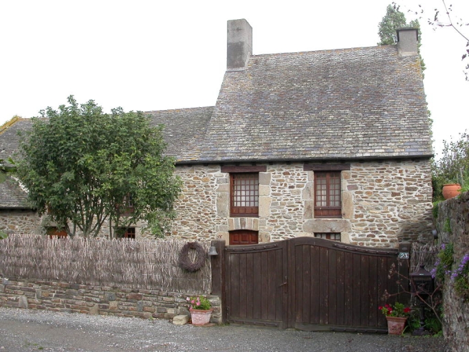 Alignement de deux maisons, 23 rue de la Grève, les Gâtines (Saint-Père-Marc-en-Poulet)