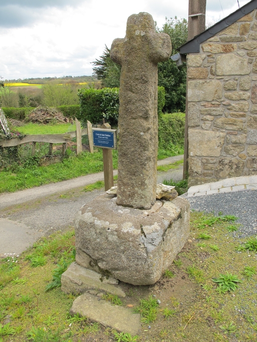 Croix de chemin de Saint-Mathieu (Plouaret)