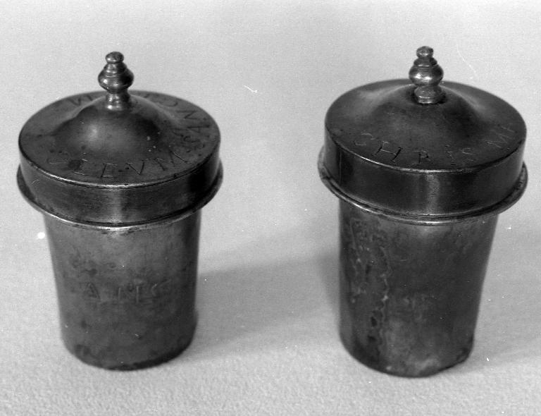 Ampoule à saint chrême & ampoule aux saintes huiles, église paroissiale Saint-Gentien (Pluherlin)