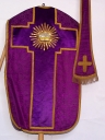 Ornement violet 3 : chasuble, étole, bourse de corporal