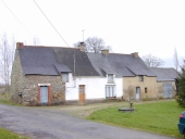 Alignement de trois maisons, la Pichonnière (Pipriac)