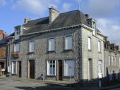 Maison à boutique, place Huet et Peuvrel ; rue Châteaubriand (Meillac)