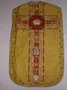 Ornement doré 1 : 2 chapes, chasuble, bourse de corporal, étole
