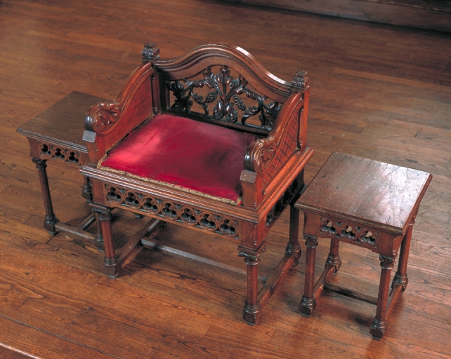 Ensemble d'un fauteuil de célébrant et 2 tabourets d'église