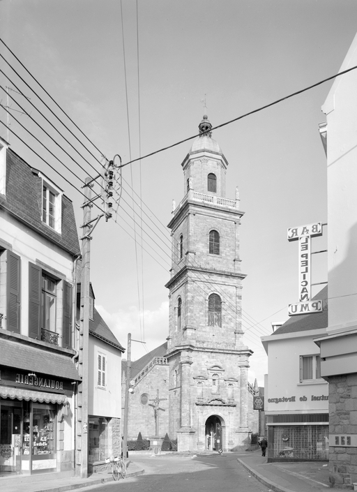 Eglise paroissiale Saint Gildas, place Gabriel Deshayes (Auray)