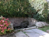 Fontaine de dévotion Saint-Laurent, voie communale Hent Run ar Groas (Trédrez-Locquémeau)