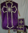 Ornement violet 2 : chasuble, bourse de corporal, étole, voile de calice, manipule