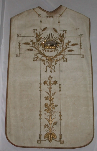 Ornement doré : chasuble, bourse de corporal