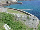 Mur défensif de la grande batterie de Cosmoguer, Ile aux Moines, rocher de Cosmoguer, les Sept-Iles (Perros-Guirec)